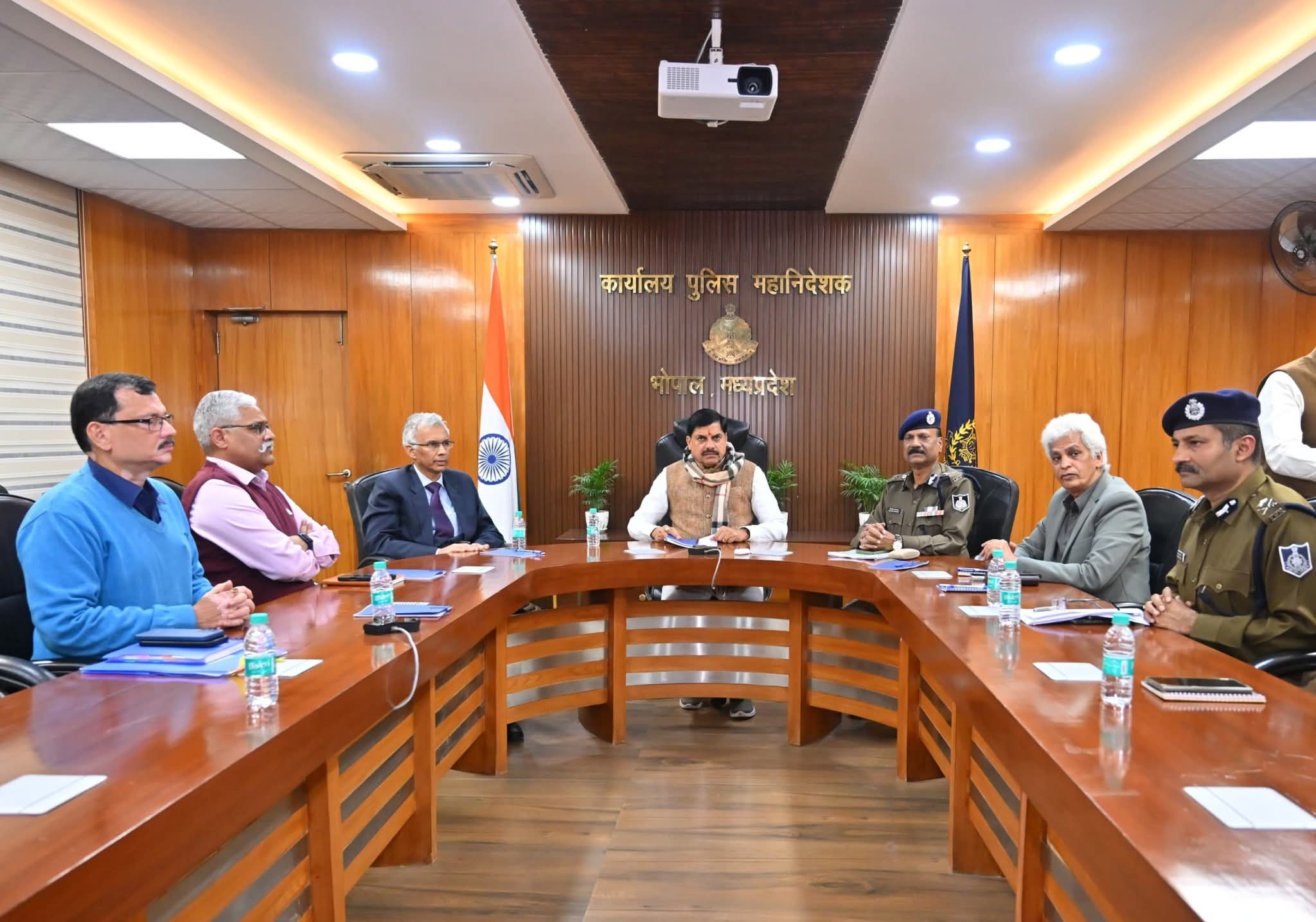 रात्रि 8 बजे  मोहन यादव ने ली पुलिस मुख्यालय पहुंच कर बैठक